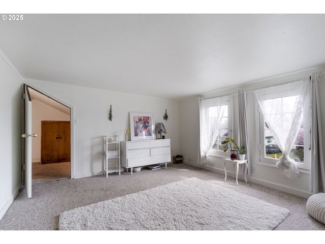 155 S 8TH St, St Helens, OR 97051