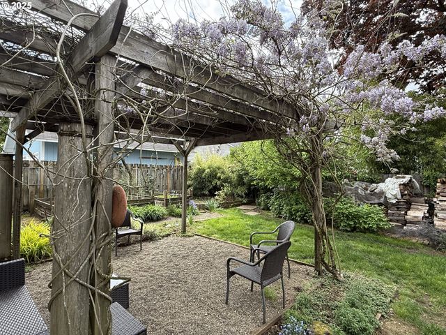 155 S 8TH St, St Helens, OR 97051