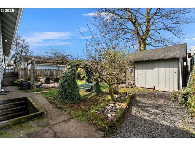 155 S 8TH St, St Helens, OR 97051
