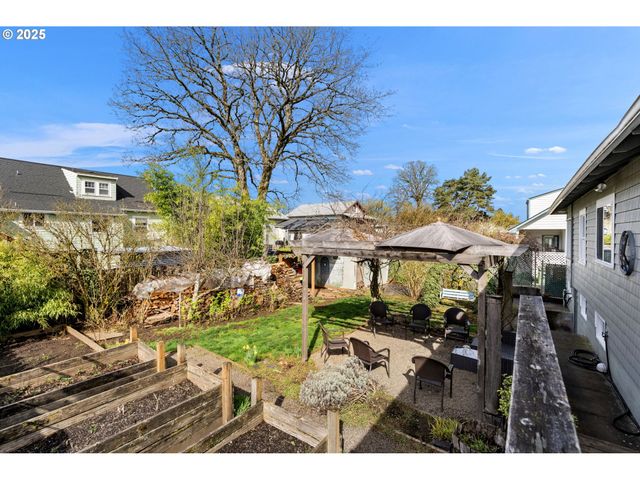 155 S 8TH St, St Helens, OR 97051
