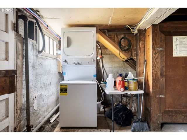 155 S 8TH St, St Helens, OR 97051