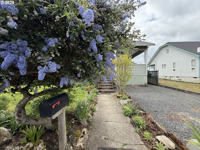 155 S 8TH St, St Helens, OR 97051