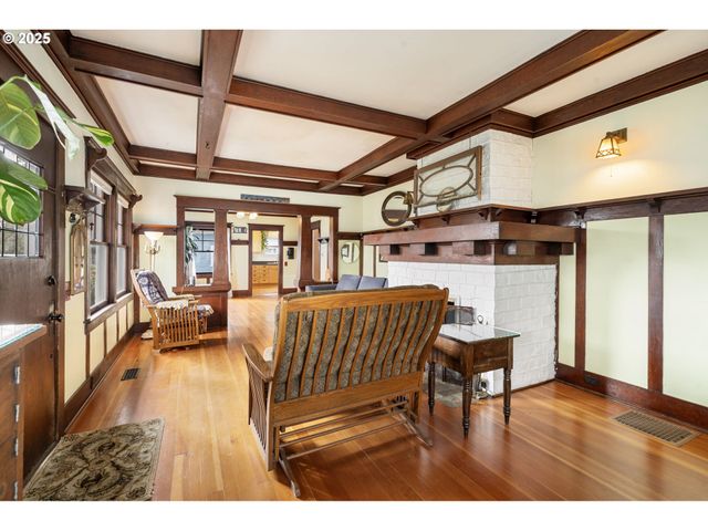155 S 8TH St, St Helens, OR 97051