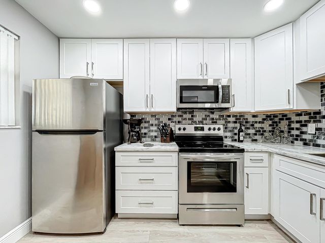 133 Lake Evelyn Drive, West Palm Beach, FL 33411