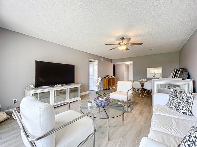 133 Lake Evelyn Drive, West Palm Beach, FL 33411