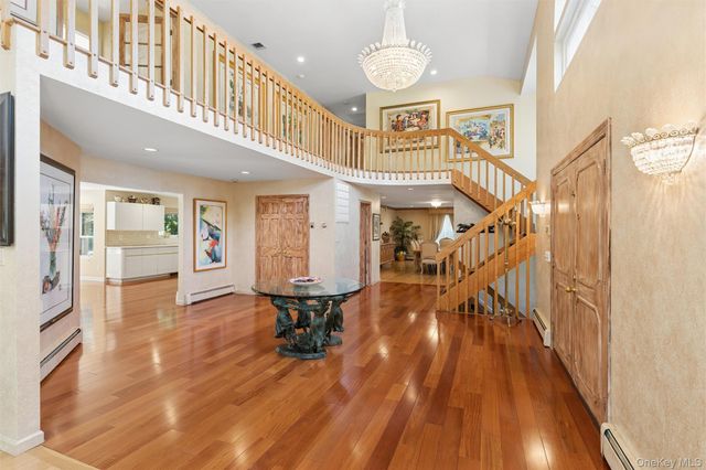 2 Greenwood Lane, Woodbury, NY 11797