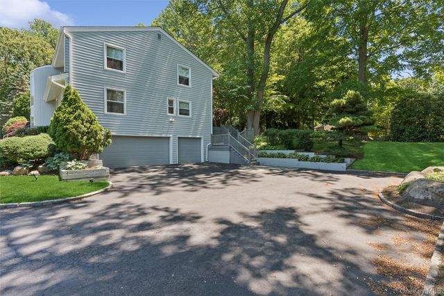 2 Greenwood Lane, Woodbury, NY 11797