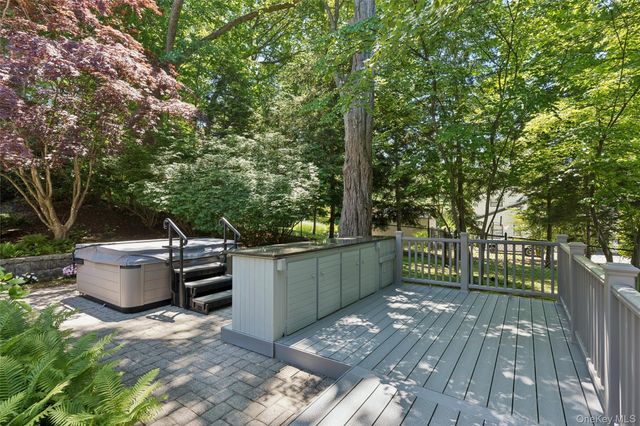 2 Greenwood Lane, Woodbury, NY 11797