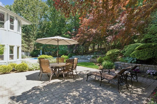 2 Greenwood Lane, Woodbury, NY 11797