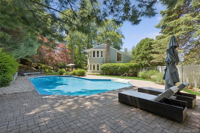 2 Greenwood Lane, Woodbury, NY 11797