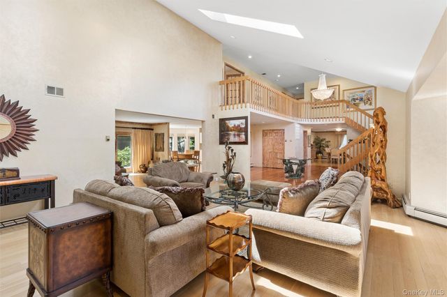 2 Greenwood Lane, Woodbury, NY 11797