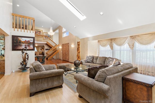 2 Greenwood Lane, Woodbury, NY 11797