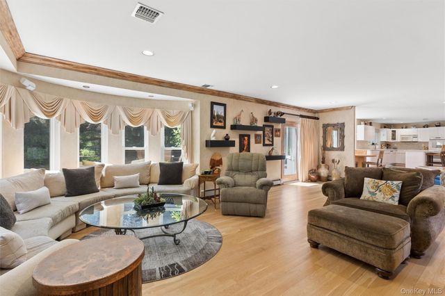 2 Greenwood Lane, Woodbury, NY 11797