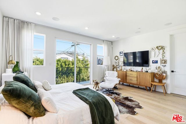 8308 Mcconnell Avenue, Los Angeles, CA 90045