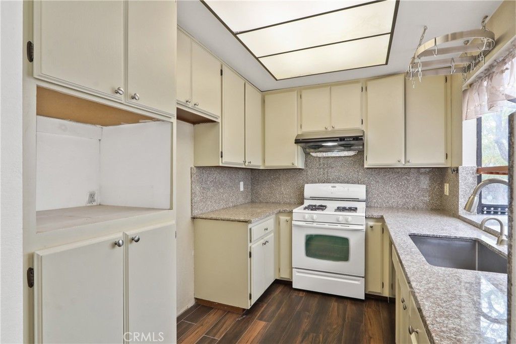 Image 10 of property listing at 2501 W Grand Avenue 1, Alhambra, CA 91801