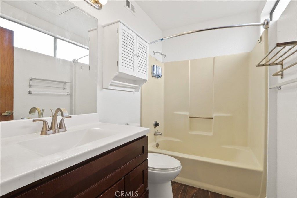 Image 16 of property listing at 2501 W Grand Avenue 1, Alhambra, CA 91801