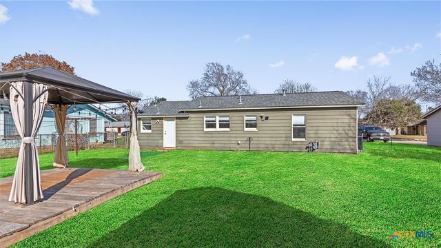 420 Wallace Street, Seguin, TX 78155