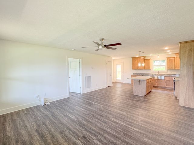 944 Wartrace Hwy, Pleasant Shade, TN 37145