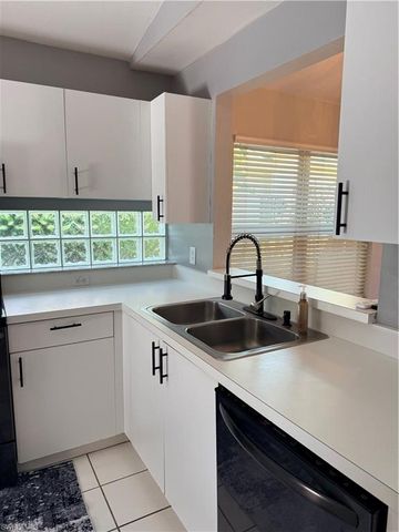 3307 Rosinka CT 33, Naples, FL 34112