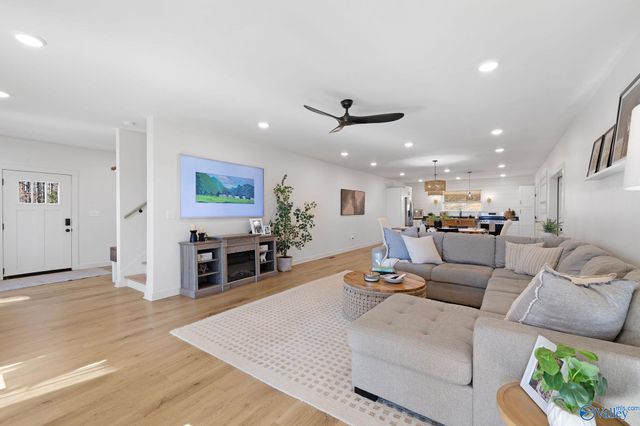 16 October Way, Guntersville, AL 35976