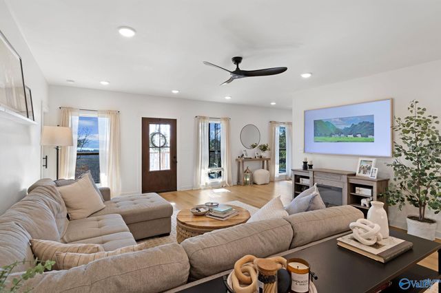 16 October Way, Guntersville, AL 35976