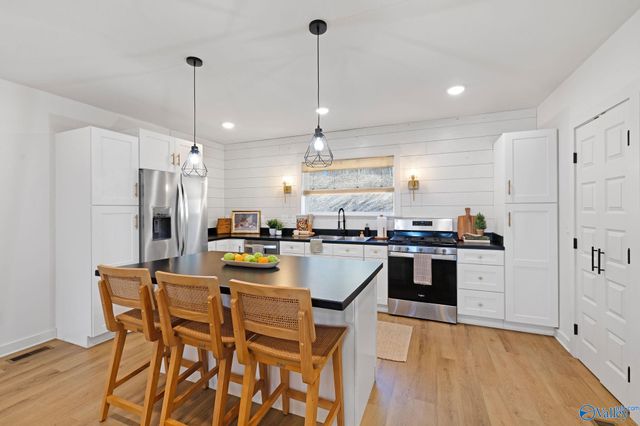 16 October Way, Guntersville, AL 35976