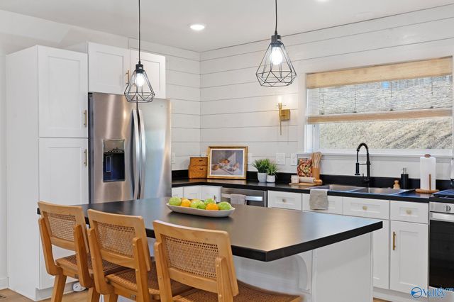 16 October Way, Guntersville, AL 35976