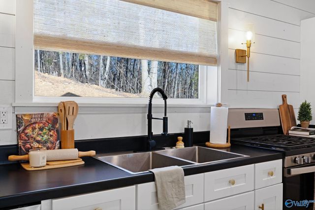 16 October Way, Guntersville, AL 35976