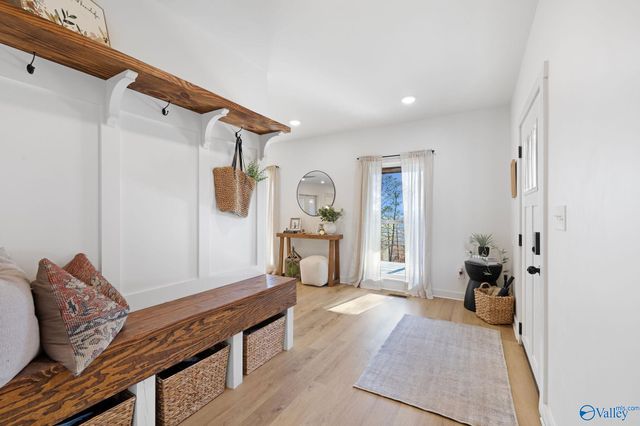 16 October Way, Guntersville, AL 35976