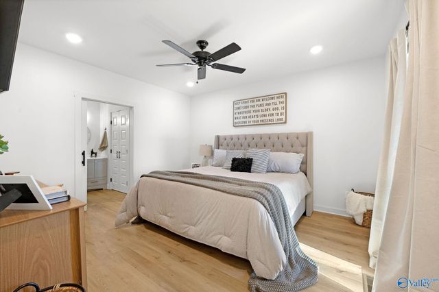 16 October Way, Guntersville, AL 35976