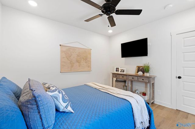 16 October Way, Guntersville, AL 35976