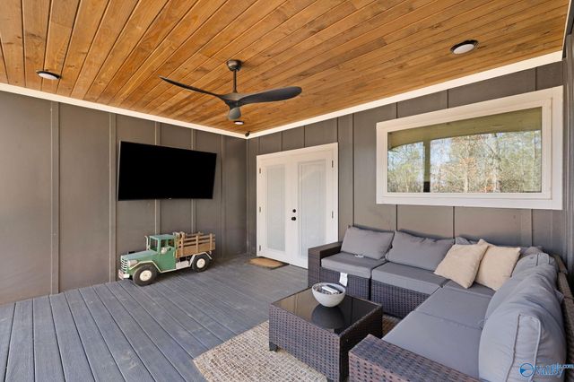 16 October Way, Guntersville, AL 35976