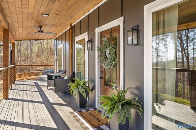 16 October Way, Guntersville, AL 35976