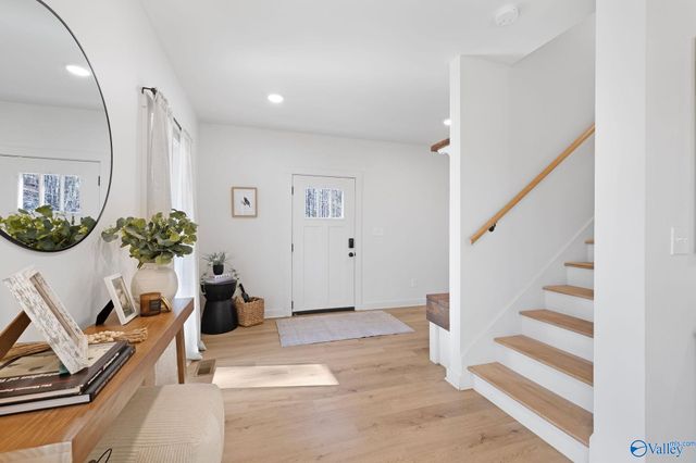 16 October Way, Guntersville, AL 35976