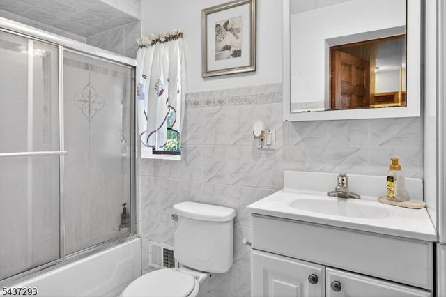 4 Jeanette St, Carteret Boro, NJ 07008