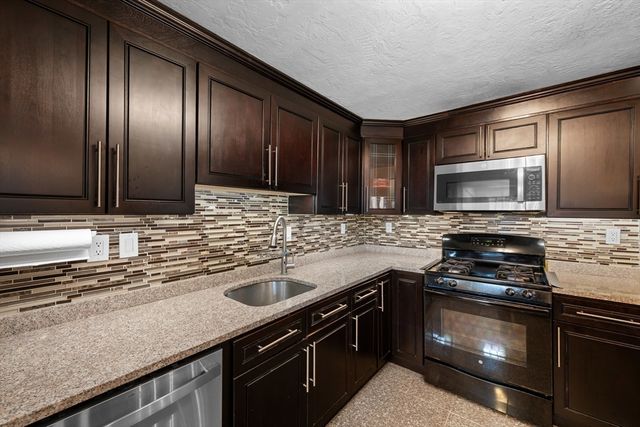 237 South St 6, Shrewsbury, MA 01545