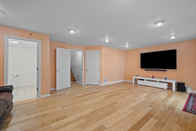 237 South St 6, Shrewsbury, MA 01545
