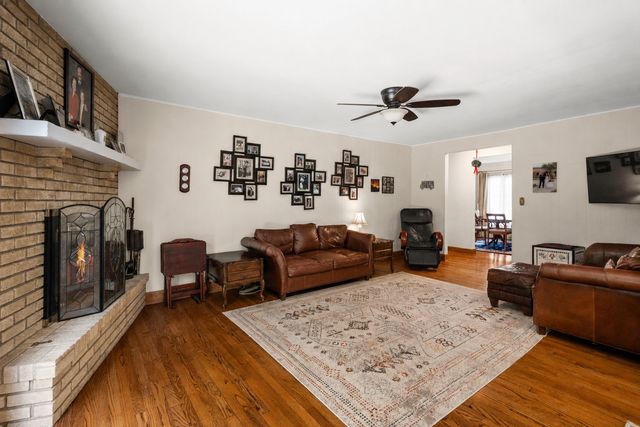 1132 Pine Tree Lane, Libertyville, IL 60048