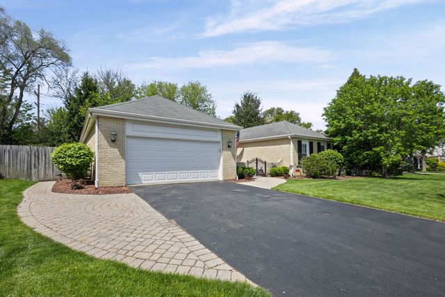 1132 Pine Tree Lane, Libertyville, IL 60048