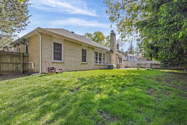 1132 Pine Tree Lane, Libertyville, IL 60048