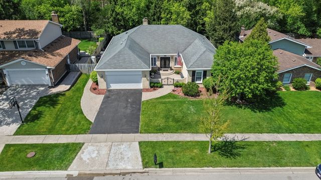 1132 Pine Tree Lane, Libertyville, IL 60048