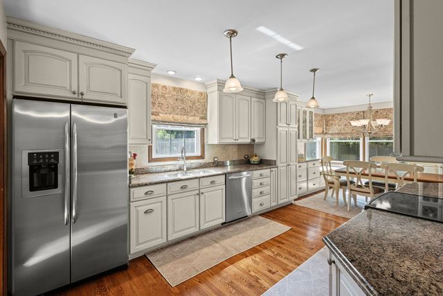 1132 Pine Tree Lane, Libertyville, IL 60048