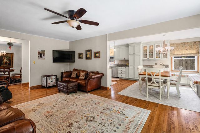 1132 Pine Tree Lane, Libertyville, IL 60048