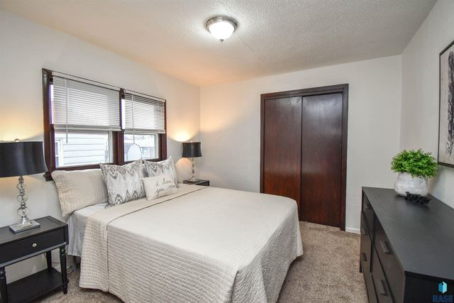 306 S Chicago Ave Avenue, Sioux Falls, SD 57103