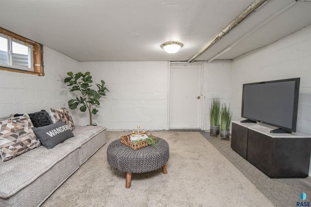 306 S Chicago Ave Avenue, Sioux Falls, SD 57103