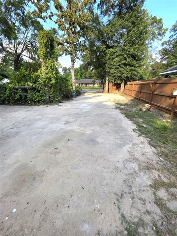 3748 Pin Oak Drive, Conroe, TX 77301