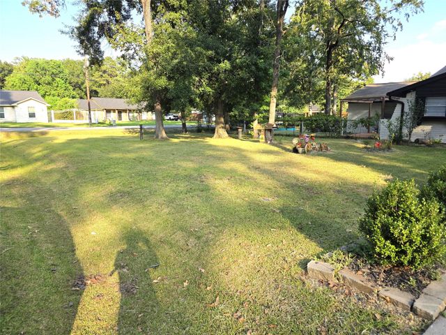 3748 Pin Oak Drive, Conroe, TX 77301
