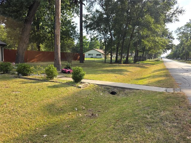 3748 Pin Oak Drive, Conroe, TX 77301
