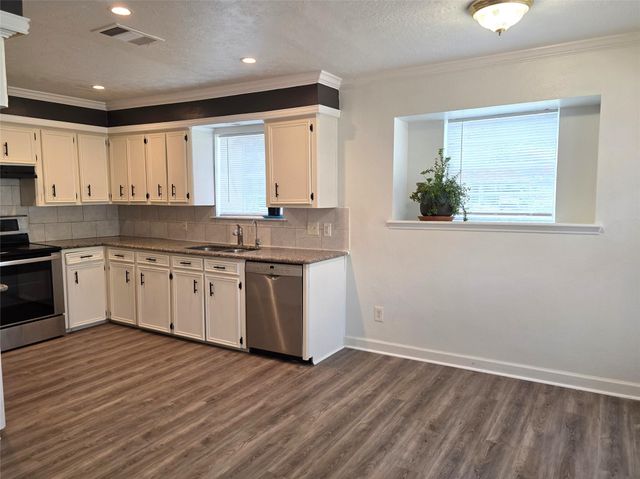 3748 Pin Oak Drive, Conroe, TX 77301