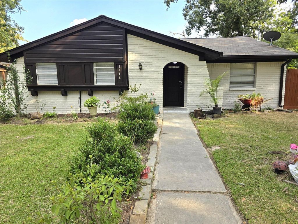3748 Pin Oak Drive, Conroe, TX 77301